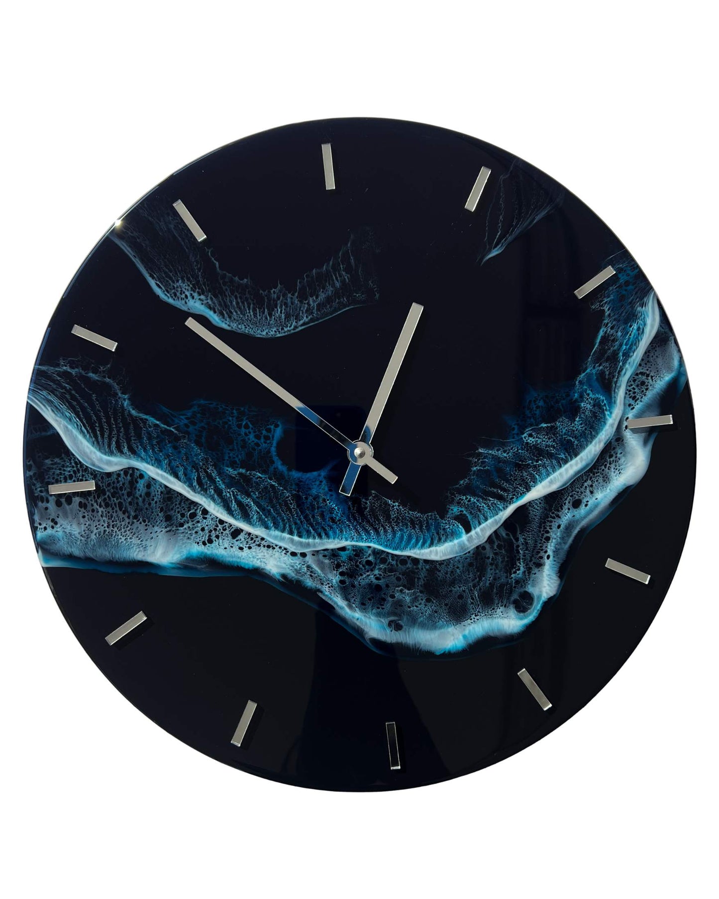 Sötét fényes hullámos óceán falióra epoxigyantából.