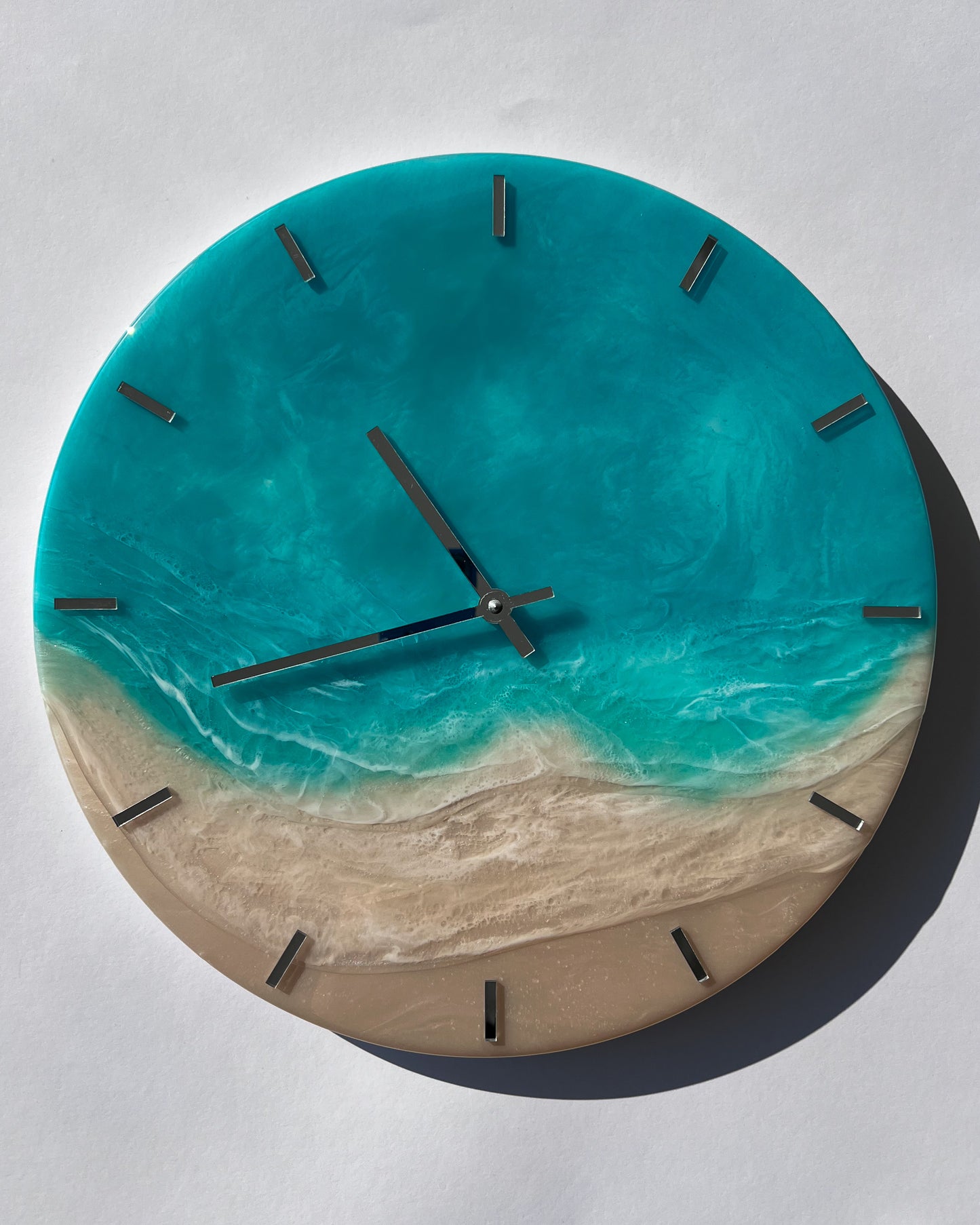 Epoxigyanta falióra türkiz és mélykék óceánhatású mintázattal, fehér habos hullámokkal és homokszínű parttal, közelről fotózva.