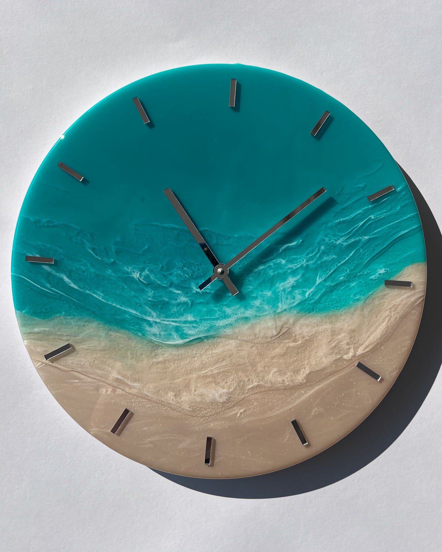 Epoxigyanta falióra türkiz és mélykék óceánhatású mintázattal, fehér habos hullámokkal és homokszínű parttal, közelről fotózva.