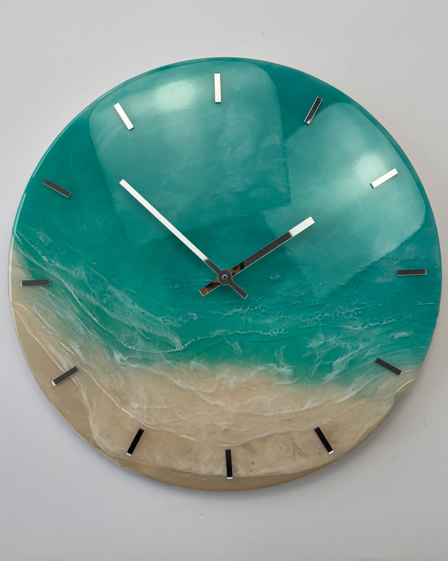 Türkiz és homokszínű tengerparti falióra, kerek, magasfényű epoxigyantából.