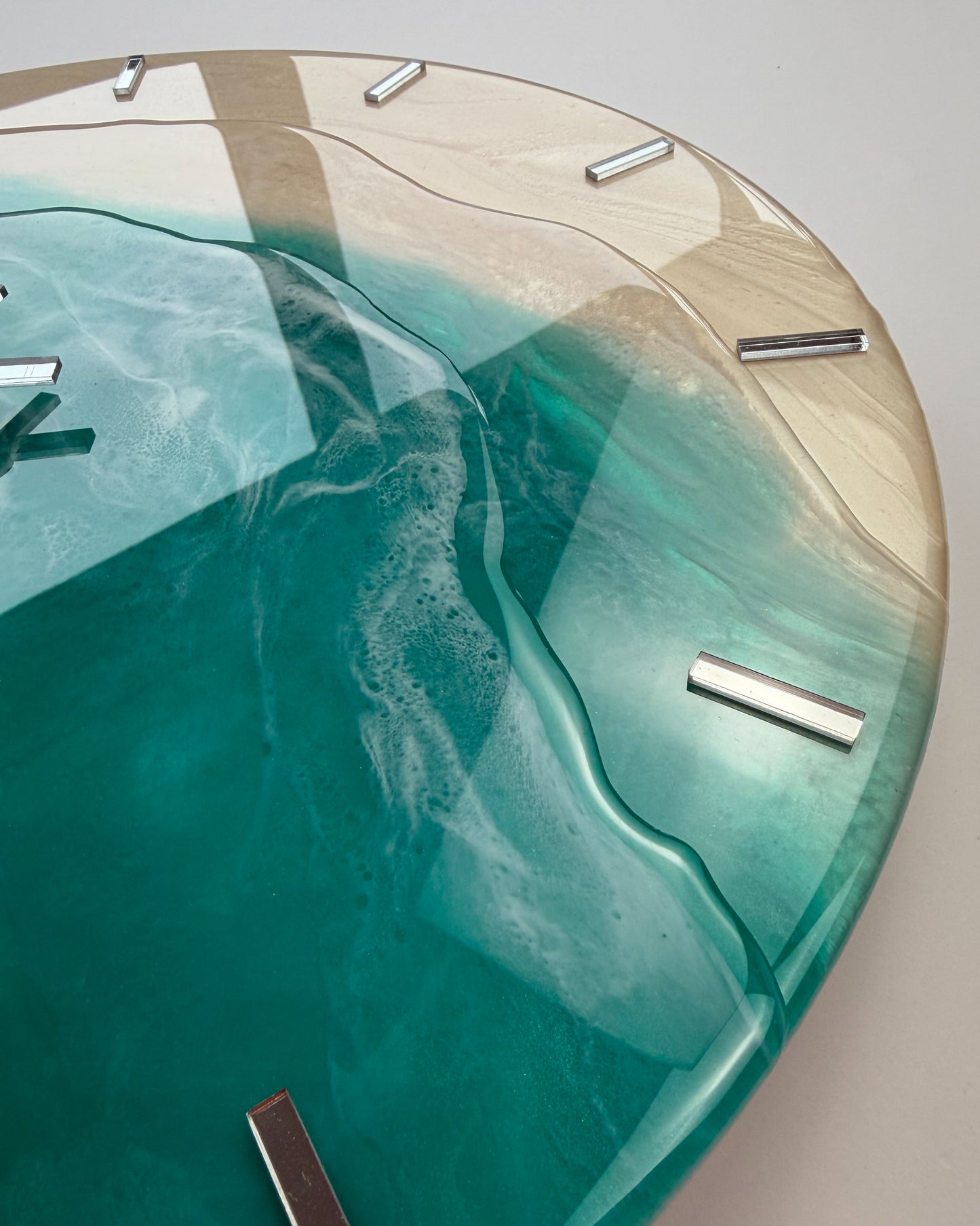 Türkiz és homokszínű tengerparti falióra, kerek, magasfényű epoxigyantából.