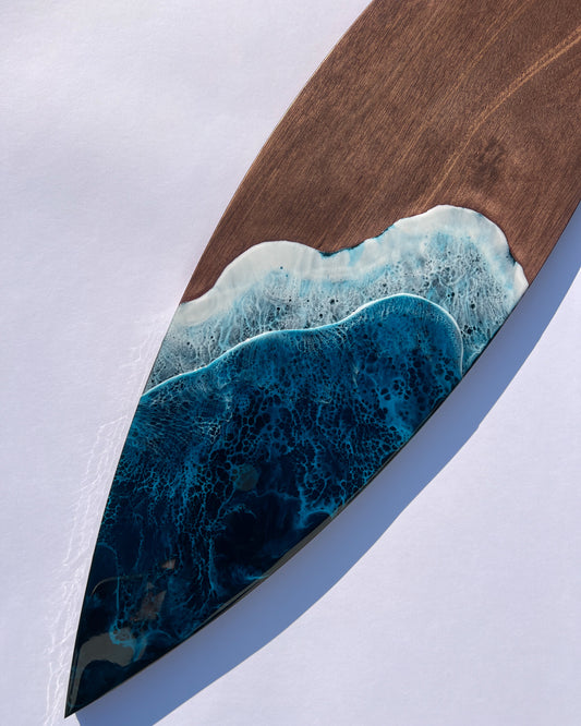 Dió Fa szörfdeszka falikép sötétkék hullámokkal epoxigyantából.