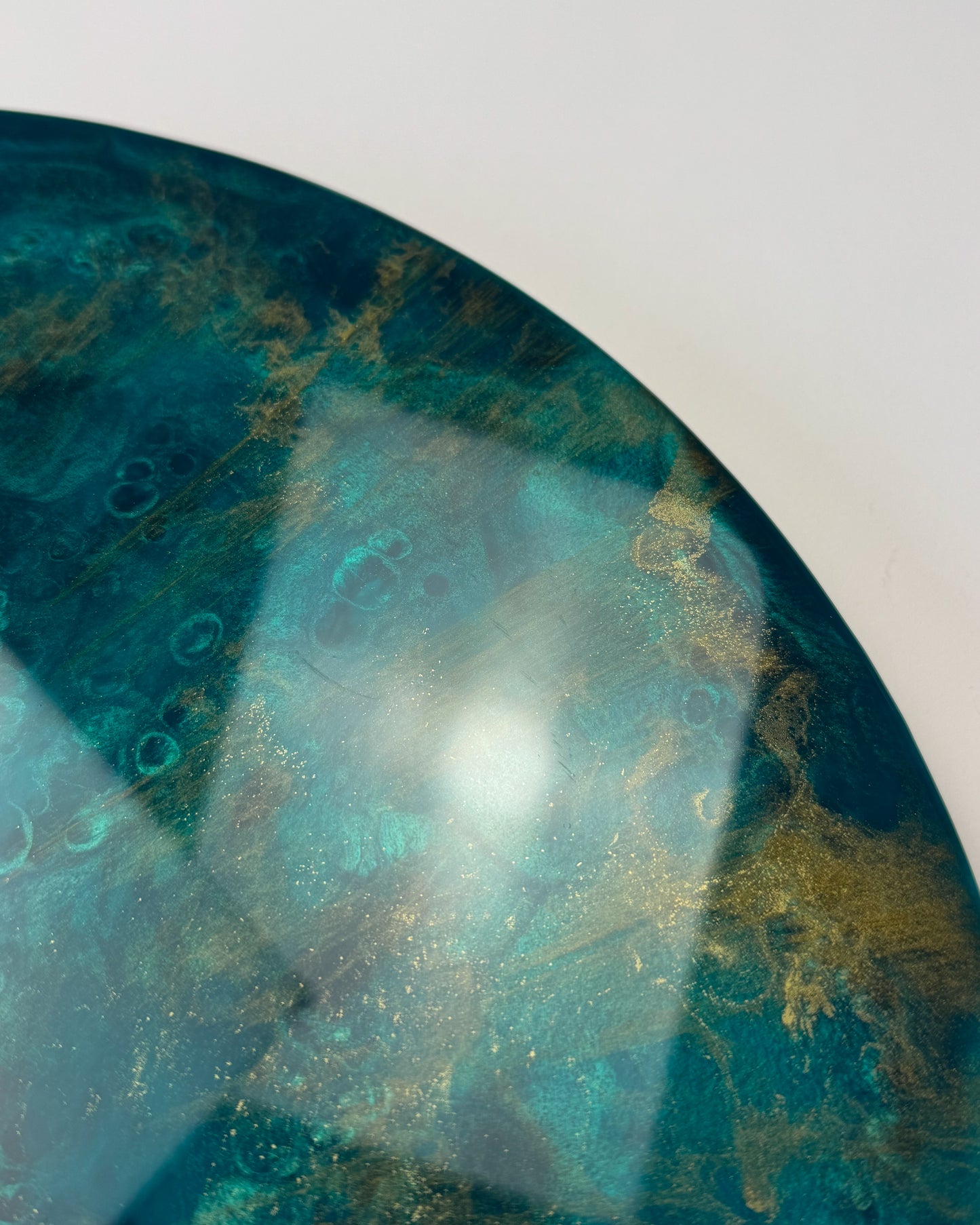 Türkizkék, magasfényű, arany, kerek falióra epoxigyantából.