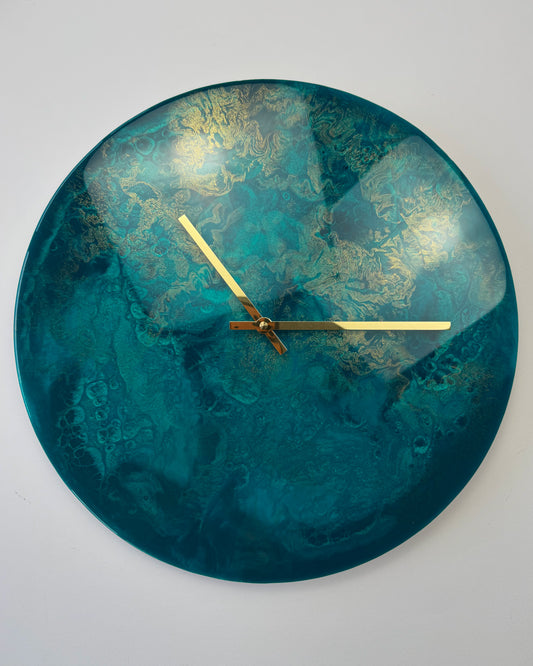 Türkizkék galaxis hatású, magasfényű, kerek falióra epoxigyantából.