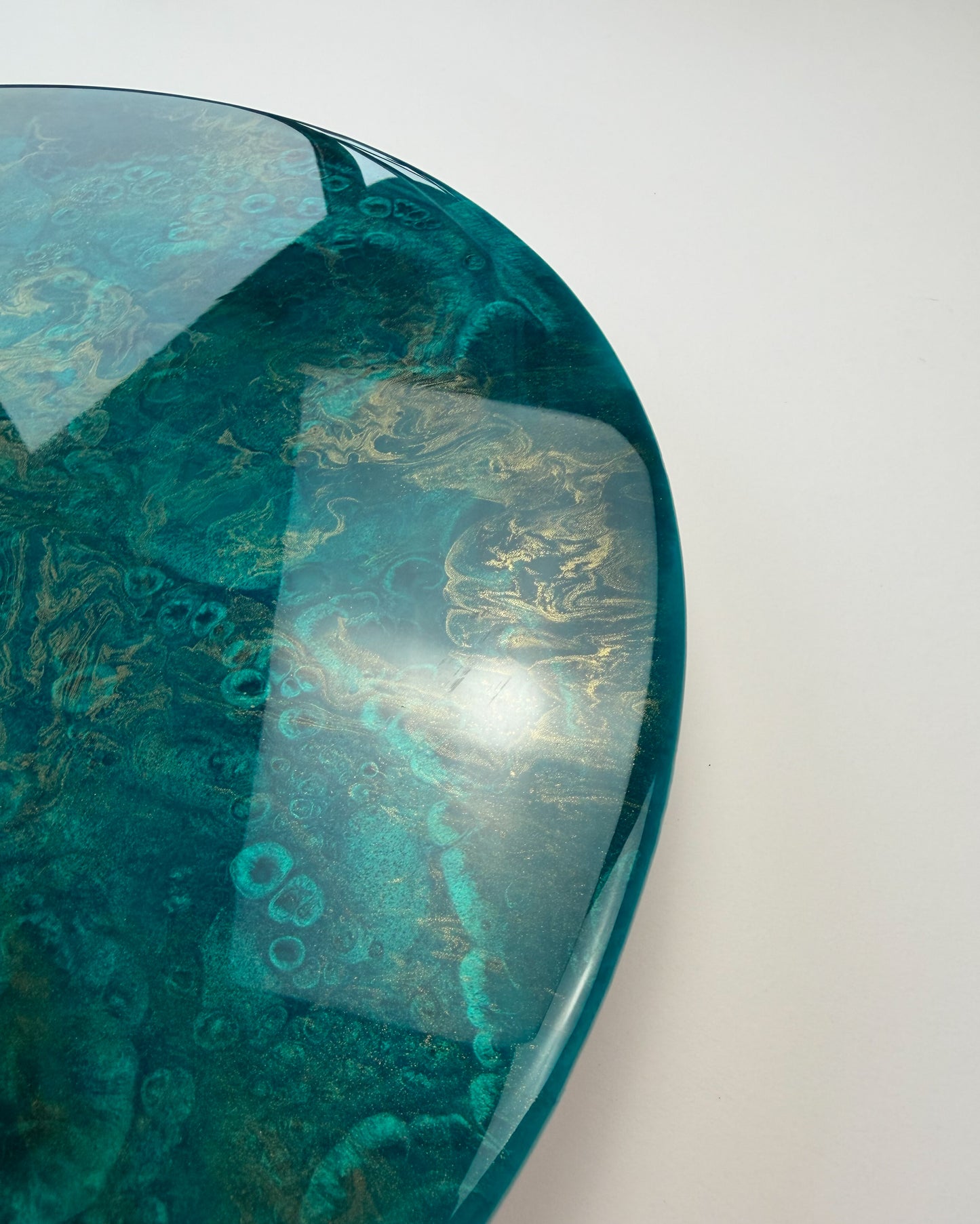 Türkizkék, magasfényű, arany, kerek falióra epoxigyantából.