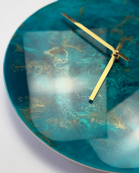 Türkizkék, magasfényű, arany, kerek falióra epoxigyantából.