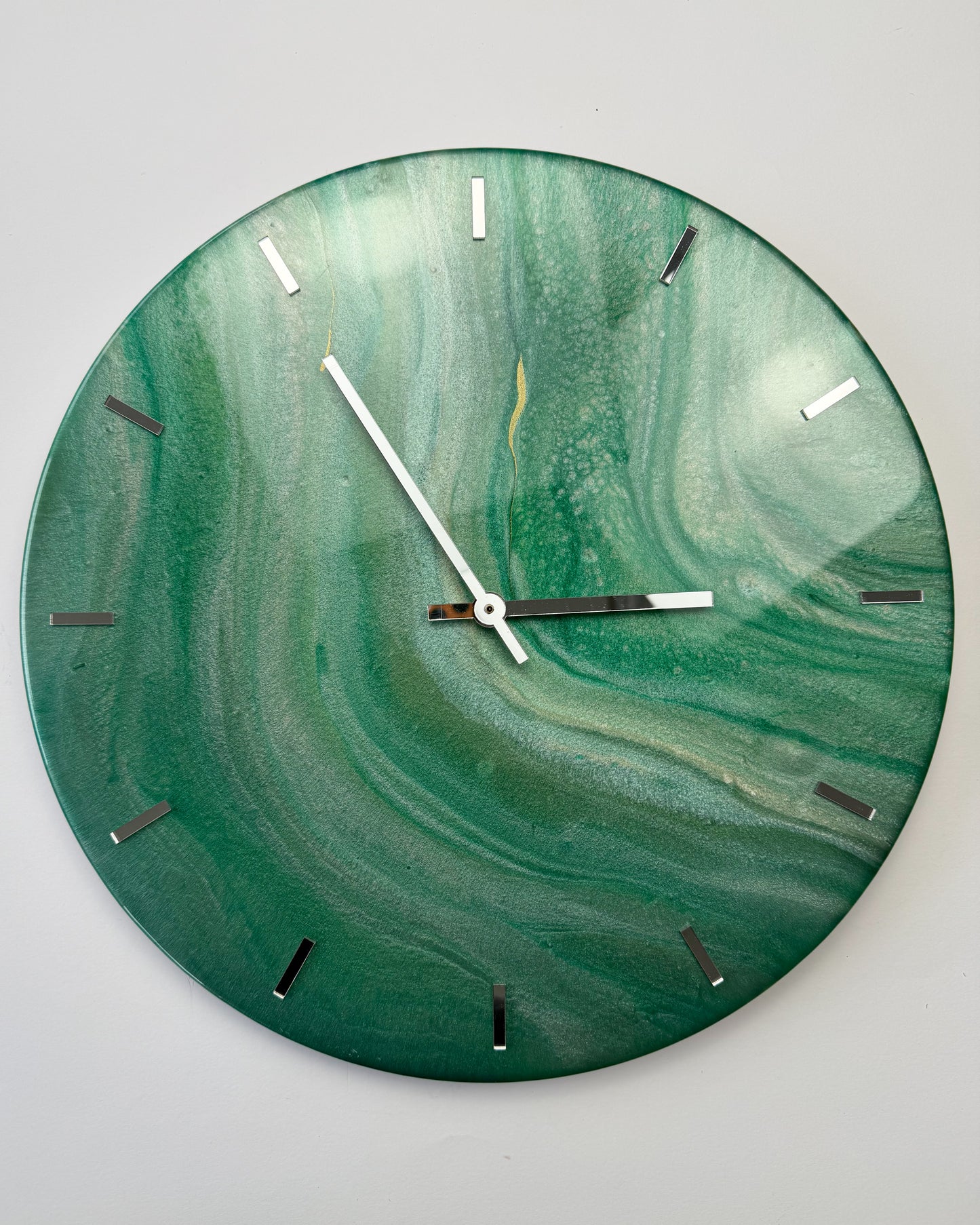 Jádéra hasonlító, zöld, magasfényű, kerek falióra epoxigyantából.