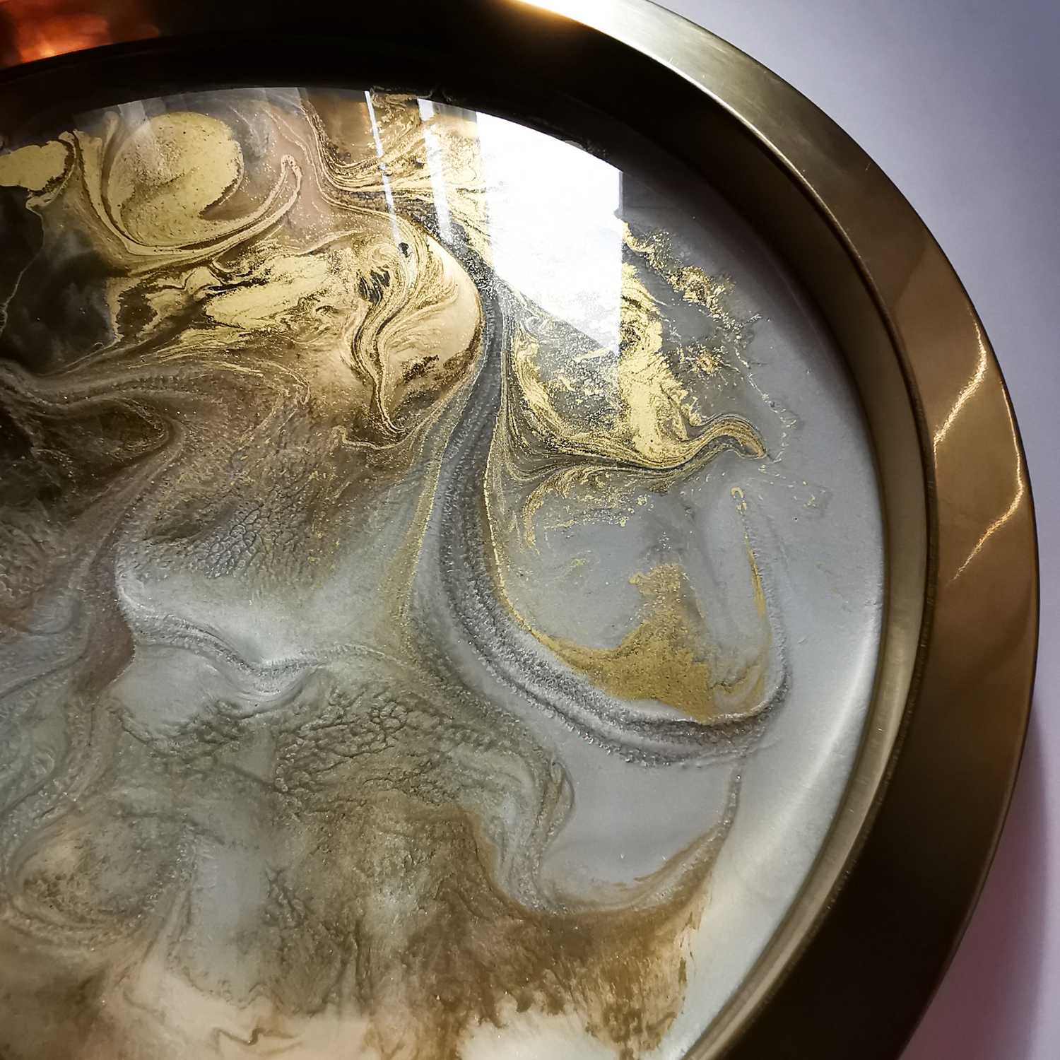 Arany-fehér márványhatású epoxigyanta falikép Royal Gold pigmentporral, arany keretben