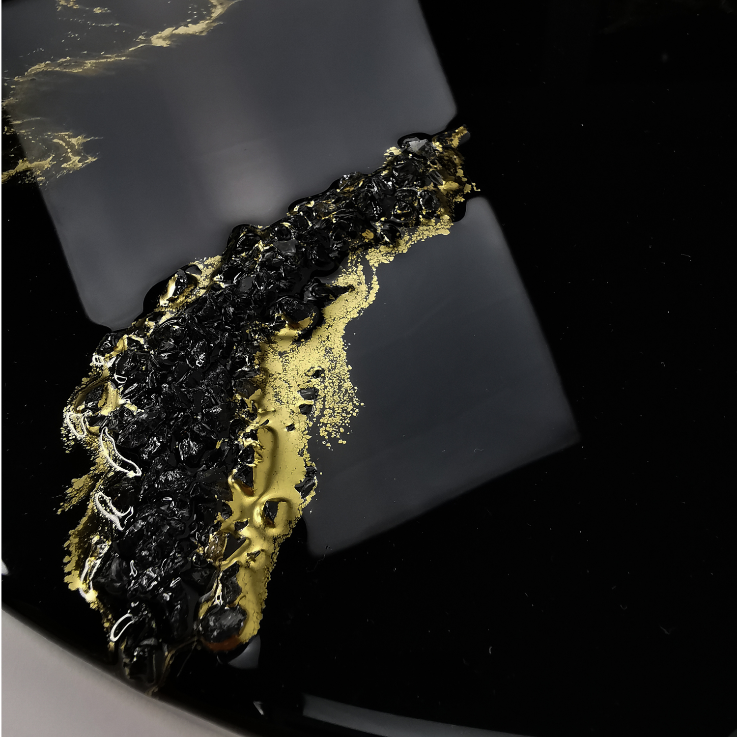 Fekete-arany epoxigyanta geóda részlet Royal Gold pigmentporral