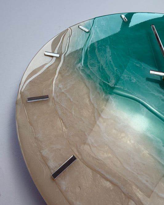 Türkiz és homokszínű tengerparti falióra, kerek, magasfényű epoxigyantából.