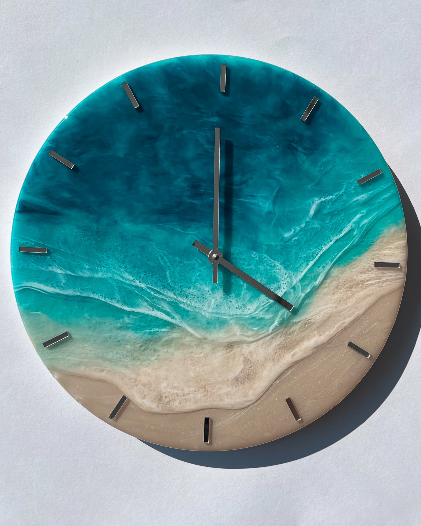 Epoxigyanta falióra türkiz és mélykék óceánhatású mintázattal, fehér habos hullámokkal és homokszínű parttal, közelről fotózva.