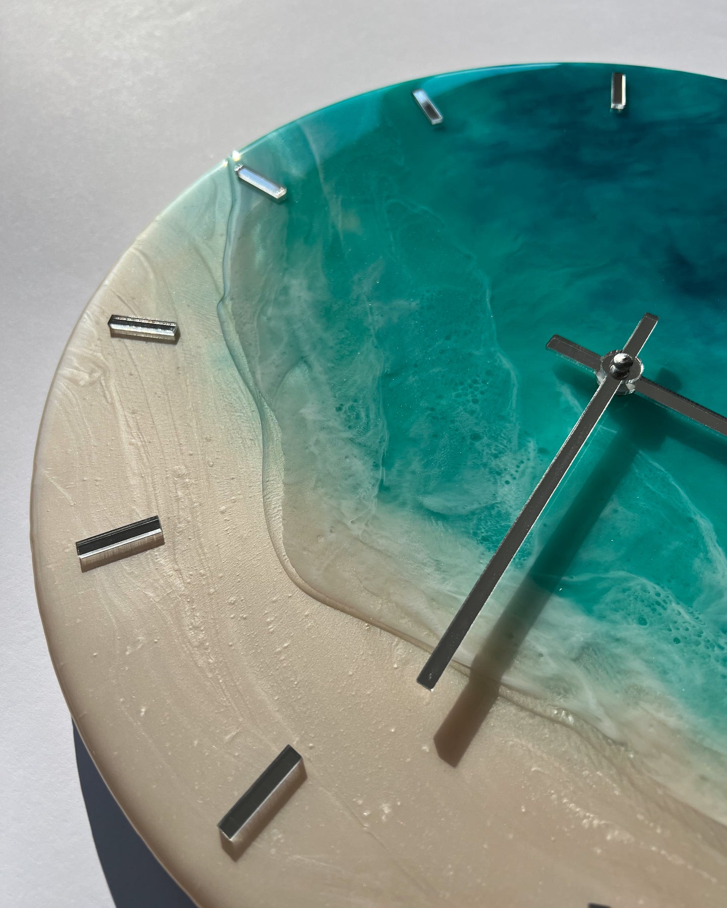 Epoxigyanta falióra türkiz és mélykék óceánhatású mintázattal, fehér habos hullámokkal és homokszínű parttal, közelről fotózva.