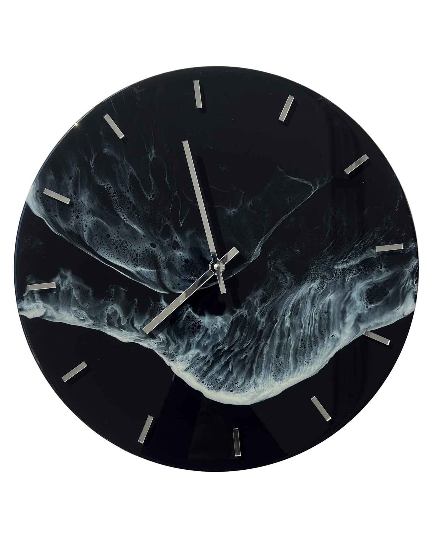 Minimál sötét fényes hullámos óceán falióra epoxigyantából.