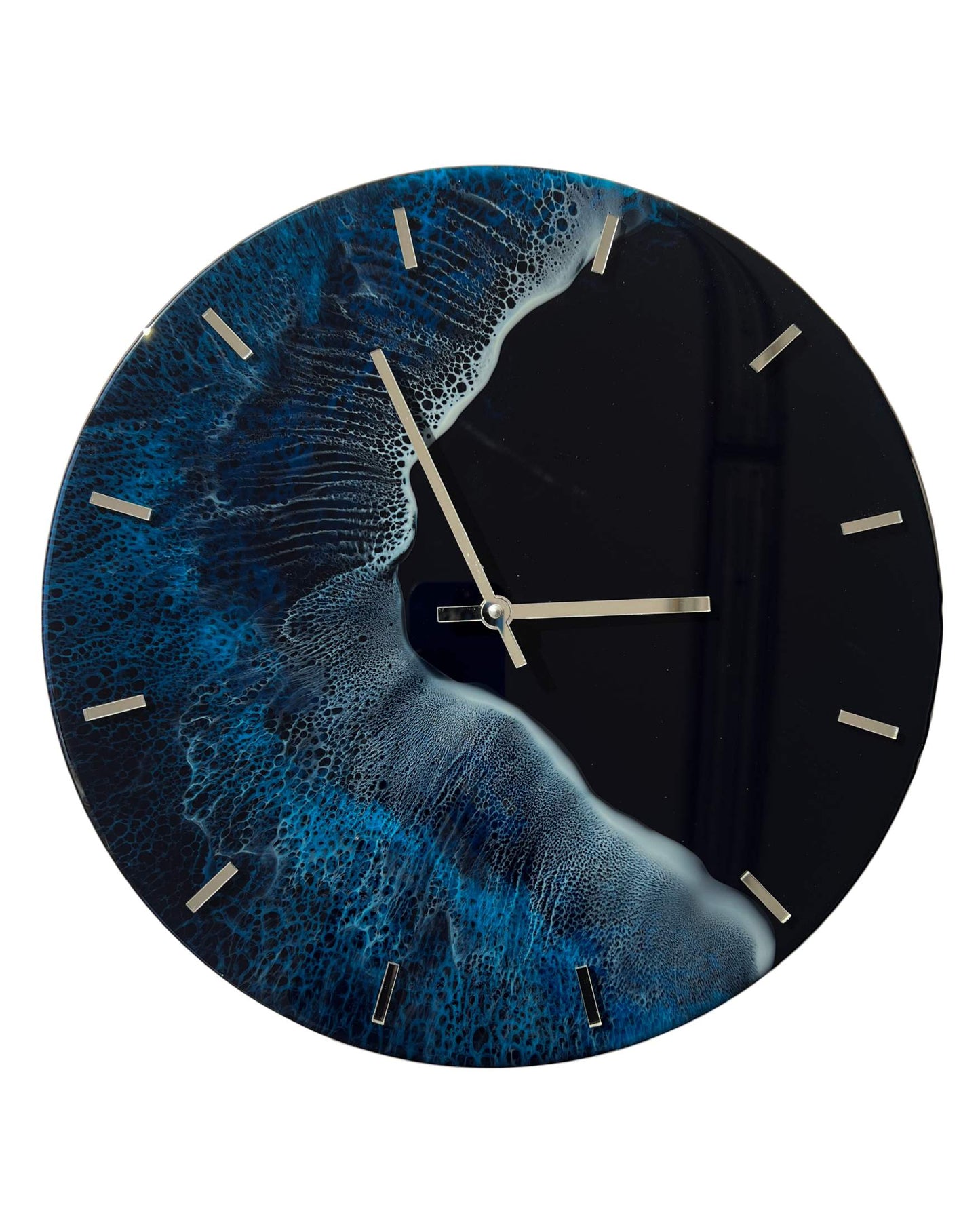 Sötétkék fényes habos hullámos óceán falióra epoxigyantából.