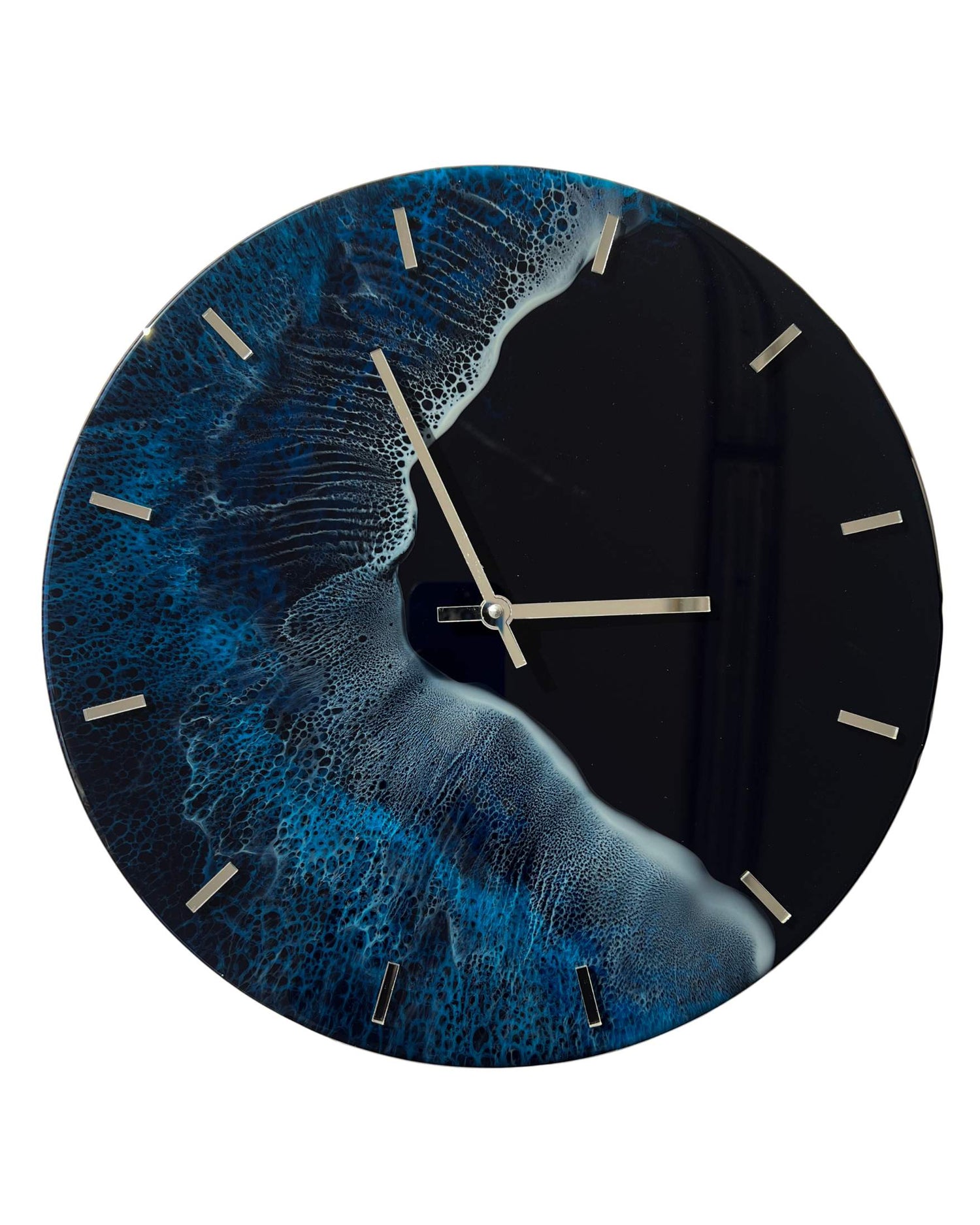 Sötétkék fényes habos hullámos óceán falióra epoxigyantából.