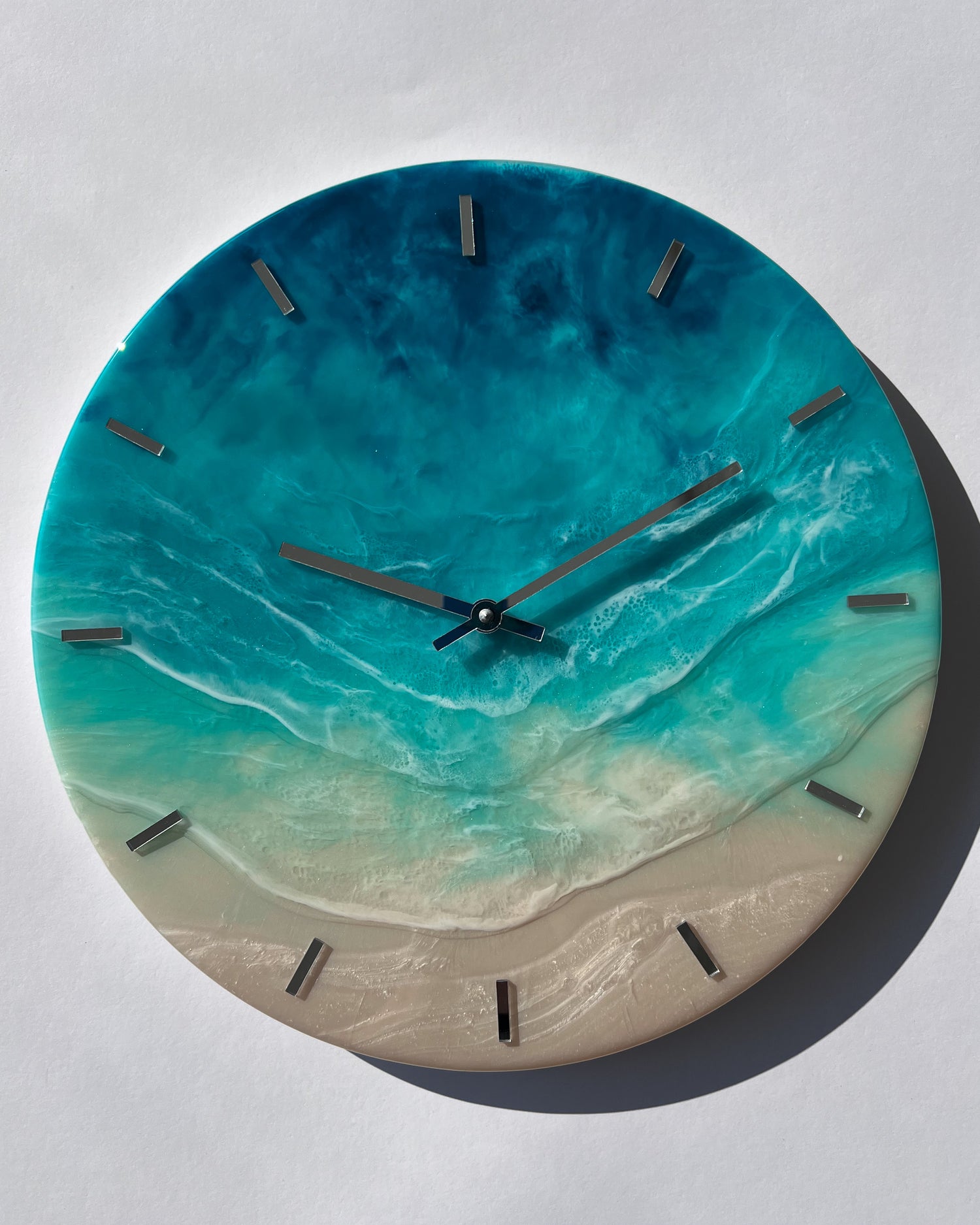 Epoxigyanta falióra türkiz és mélykék óceánhatású mintázattal, fehér habos hullámokkal és homokszínű parttal, közelről fotózva.