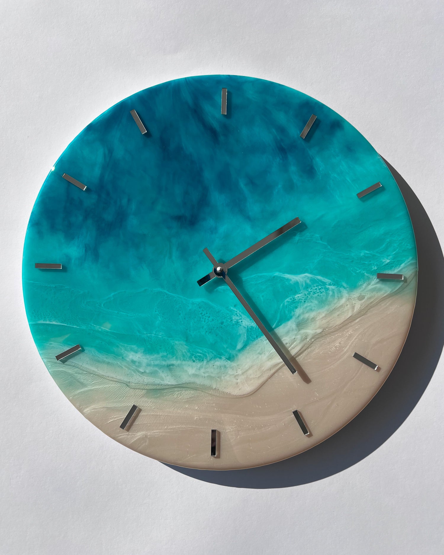 Epoxigyanta falióra türkiz és mélykék óceánhatású mintázattal, fehér habos hullámokkal és homokszínű parttal, közelről fotózva.