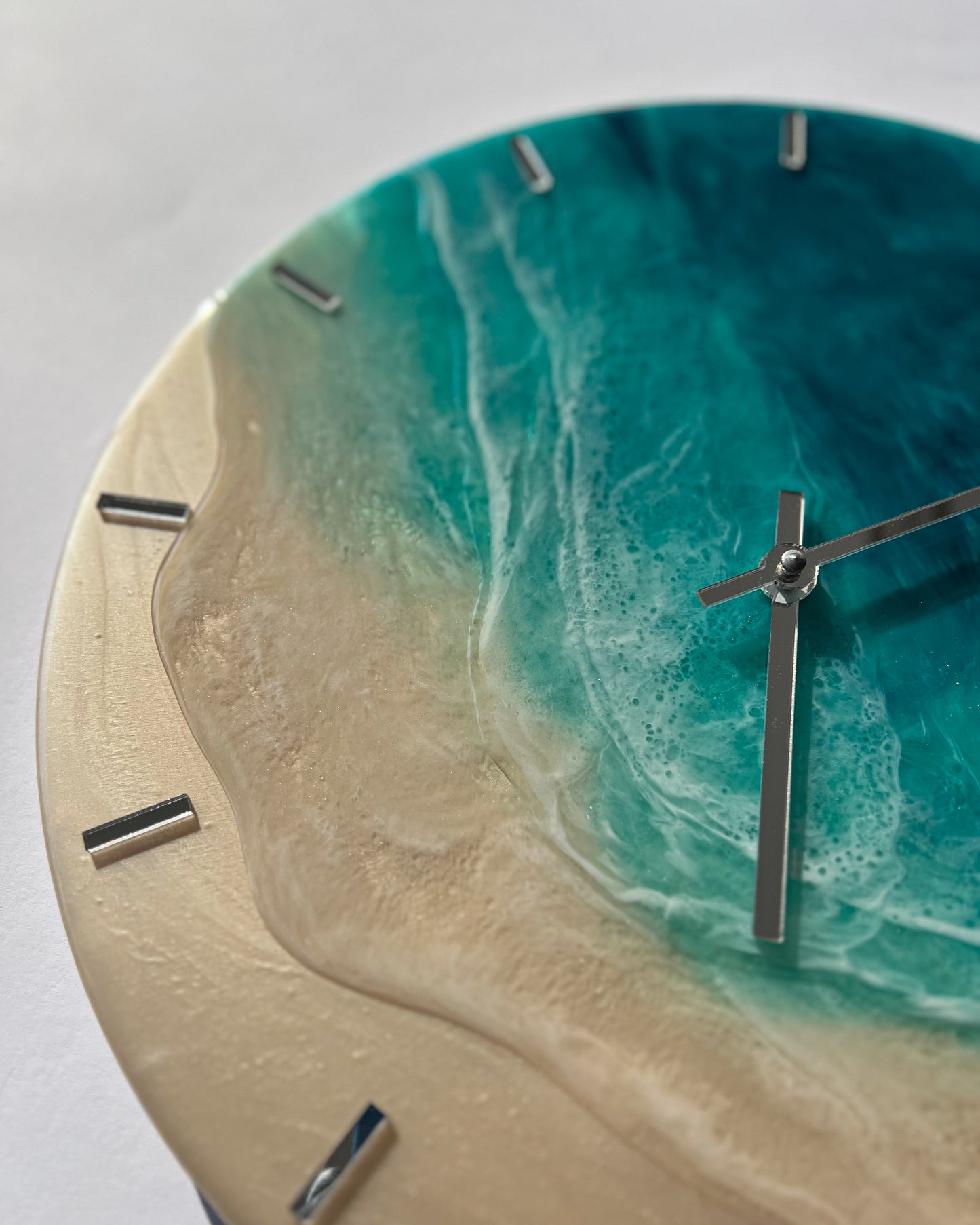 Epoxigyanta falióra türkiz és mélykék óceánhatású mintázattal, fehér habos hullámokkal és homokszínű parttal, közelről fotózva.