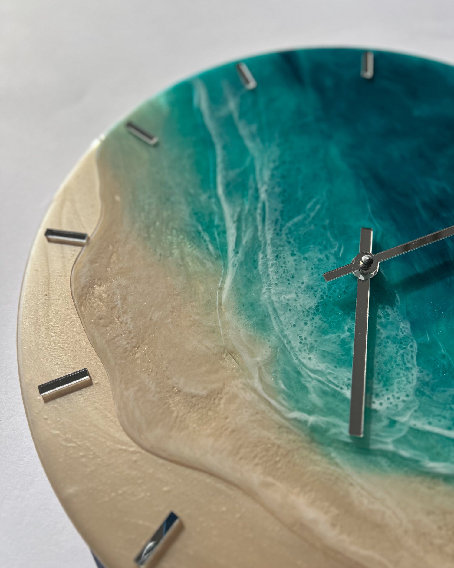 Epoxigyanta falióra türkiz és mélykék óceánhatású mintázattal, fehér habos hullámokkal és homokszínű parttal, közelről fotózva.