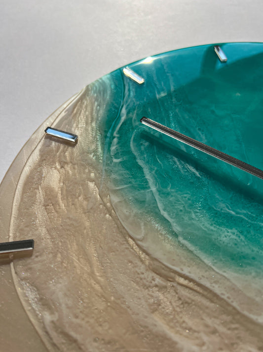 Epoxigyanta falióra türkiz és mélykék óceánhatású mintázattal, fehér habos hullámokkal és homokszínű parttal, közelről fotózva.