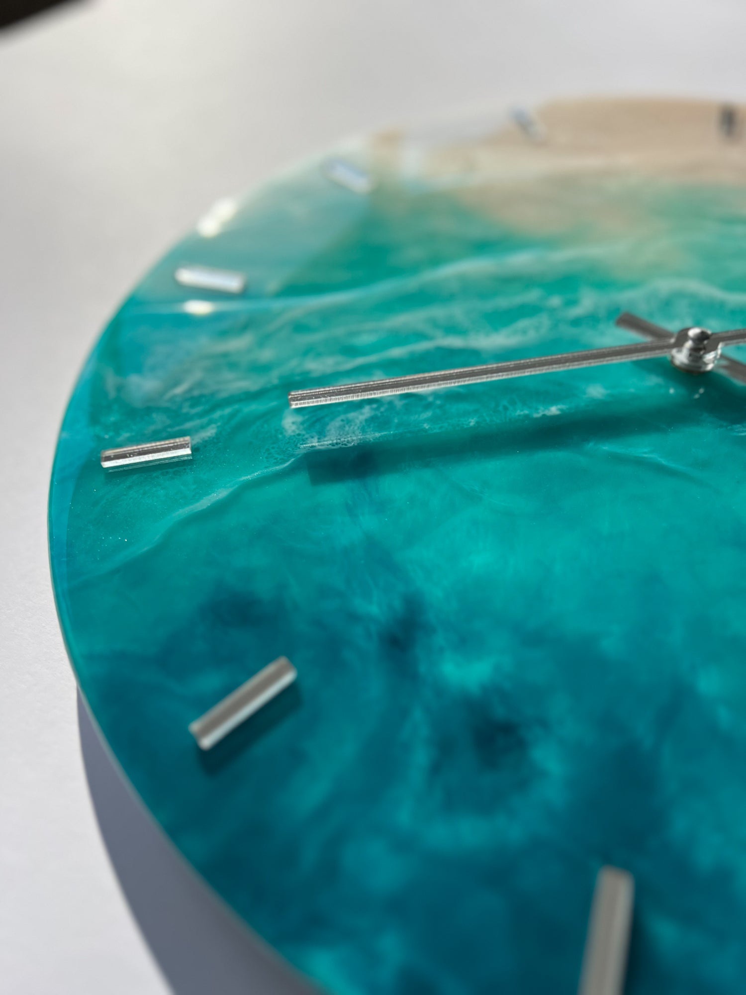 Epoxigyanta falióra türkiz és mélykék óceánhatású mintázattal, fehér habos hullámokkal és homokszínű parttal, közelről fotózva.