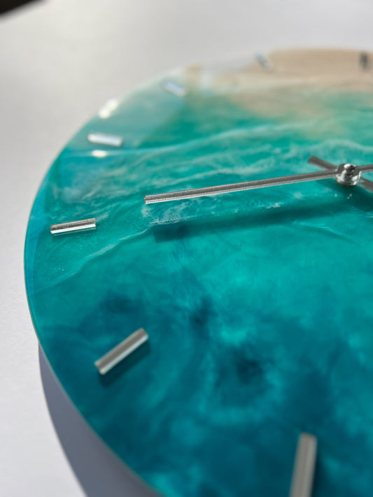 Epoxigyanta falióra türkiz és mélykék óceánhatású mintázattal, fehér habos hullámokkal és homokszínű parttal, közelről fotózva.