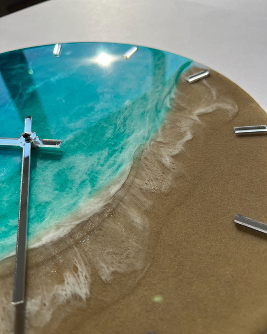 Epoxigyanta falióra türkiz és mélykék óceánhatású mintázattal, fehér habos hullámokkal és homokszínű parttal, közelről fotózva.