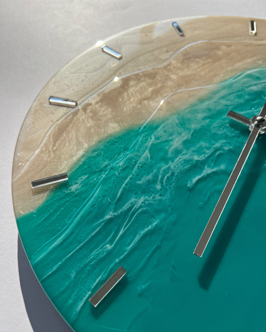 Epoxigyanta falióra türkiz és mélykék óceánhatású mintázattal, fehér habos hullámokkal és homokszínű parttal, közelről fotózva.