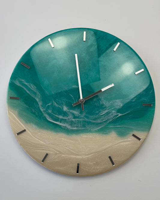 Türkiz és homokszínű tengerparti falióra, kerek, magasfényű epoxigyantából.