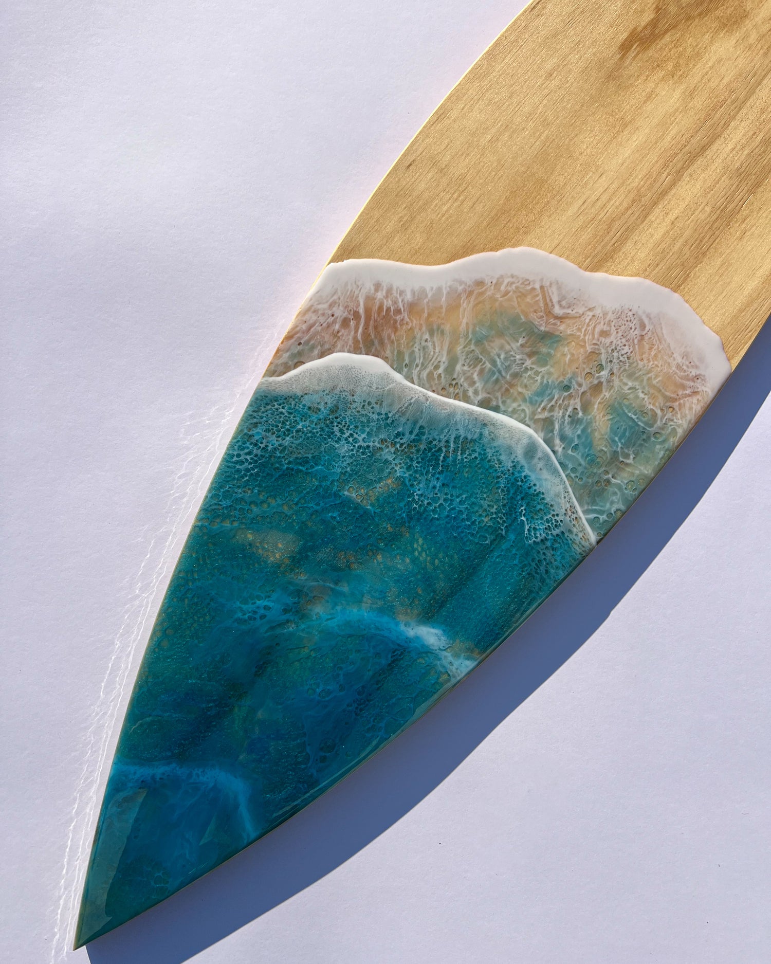 Fa szörfdeszka falikép türkiz hullámokkal epoxigyantából.