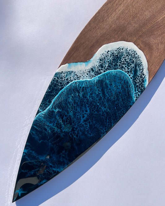 Dió Fa szörfdeszka falikép kék hullámokkal epoxigyantából.