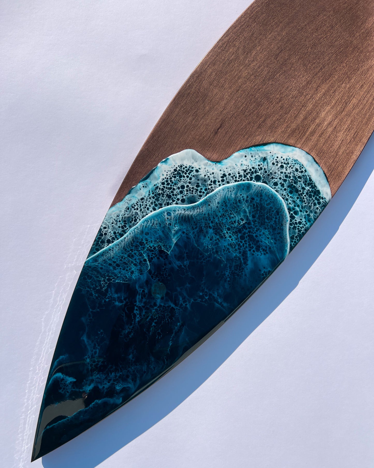 Dió Fa szörfdeszka falikép türkizkék fehér hullámokkal epoxigyantából.