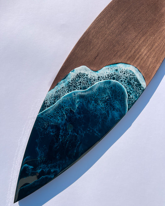 Dió Fa szörfdeszka falikép türkizkék fehér hullámokkal epoxigyantából.