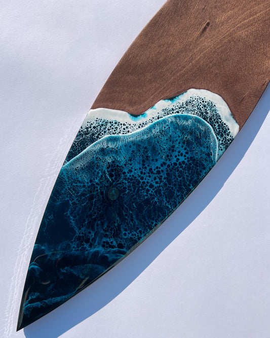 Dió Fa szörfdeszka falikép kék fehér hullámokkal epoxigyantából.