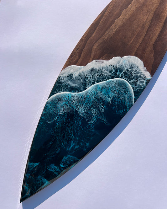 Diófa szörfdeszka falikép sötétkék hullámokkal epoxigyantából.