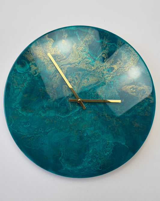 Türkizkék, magasfényű, arany, kerek falióra epoxigyantából.