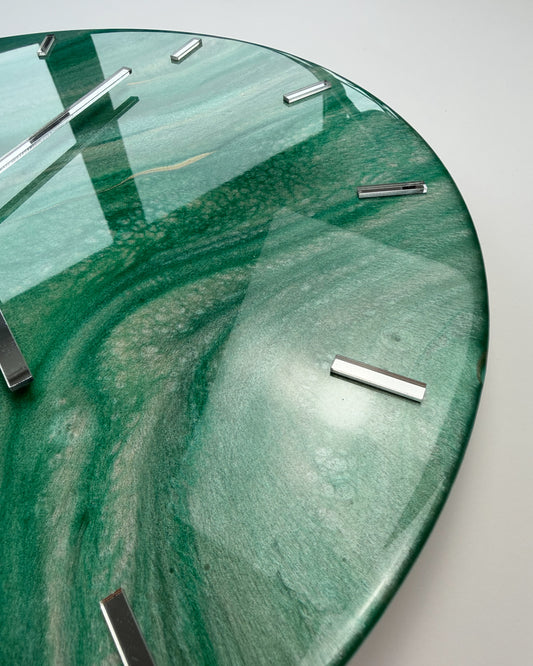 Jádéra hasonlító, zöld, magasfényű, kerek falióra epoxigyantából.